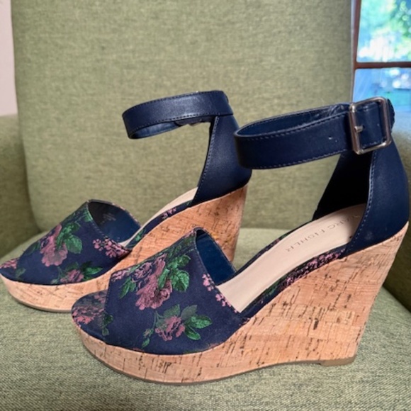 Marc Fisher wedge sandals - Picture 1 of 4